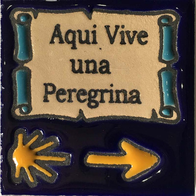 Imán cerámica Aquí vive una Peregrina 5x5 cm