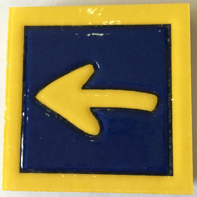 Imán cerámica Flecha con filo amarillo 5X5 cm