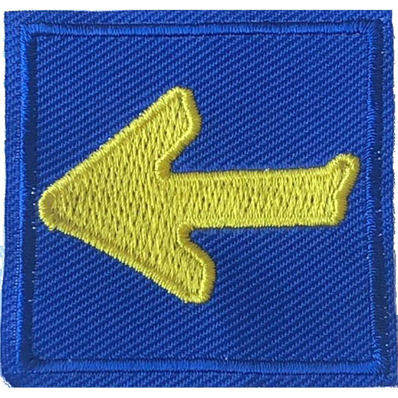 Parche bordado Flecha fondo azul pequeña
