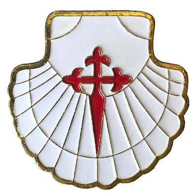 Pin concha con cruz de Santiago dorado